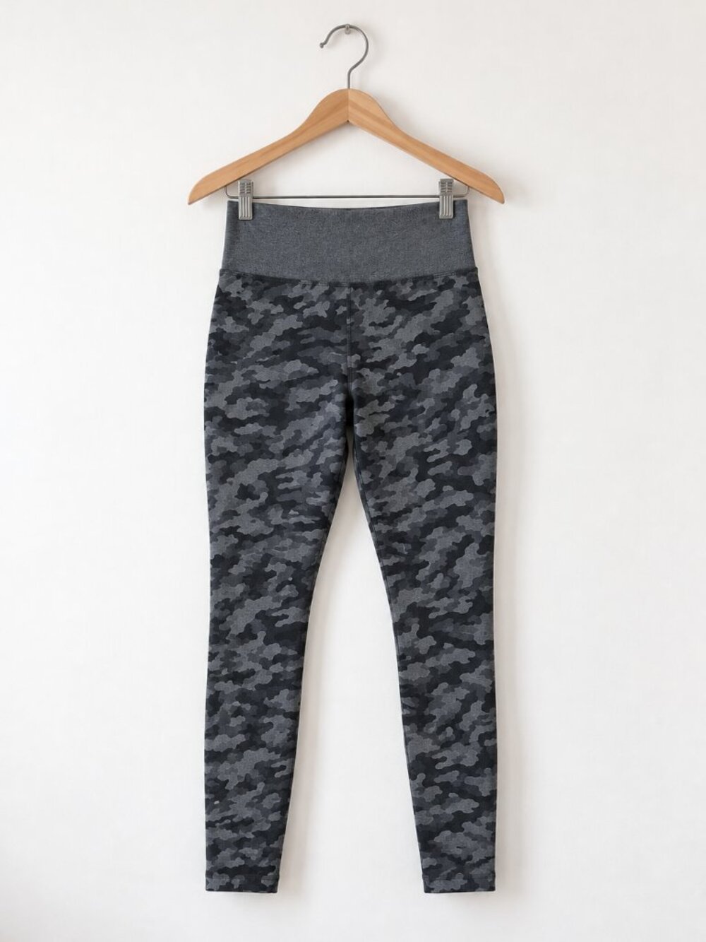 NVGTN Gray Camo High Waisted Seamless Leggings – Women’s Size Medium